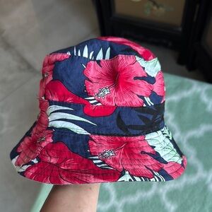 Reversible cotton Floral and plain gray Bucket Hat in Red and Blue